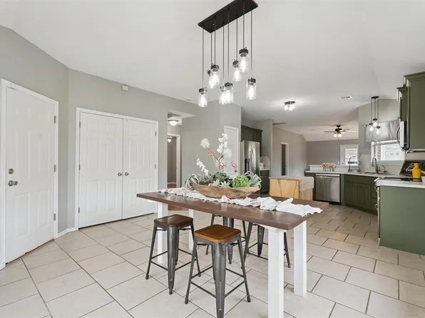 203 Oak Tree Ln, Midwest City, OK 73130