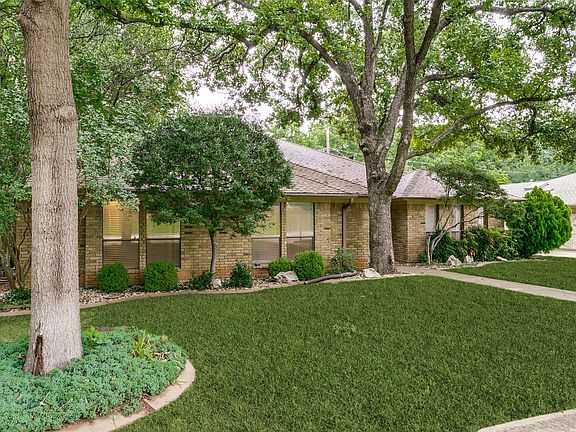 2nd image of 2818 N Creekwood Dr