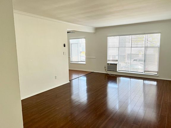 4th image of 8253 Norton Ave #20