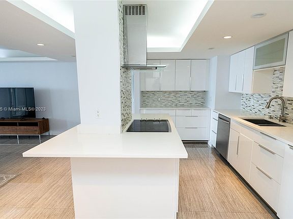5th image of 6039 Collins Ave APT 817