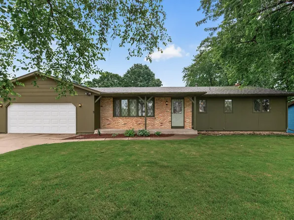 1589 Crest Dr, Chaska, MN 55318