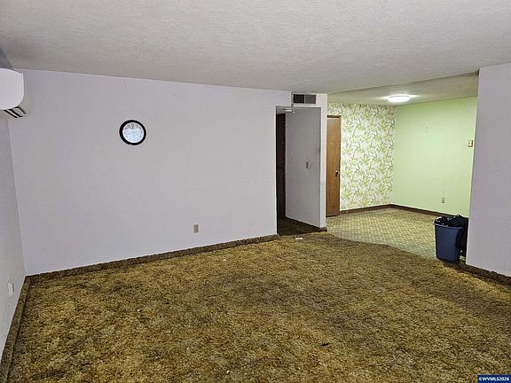 4th image of 1090 Sharon Loop SE