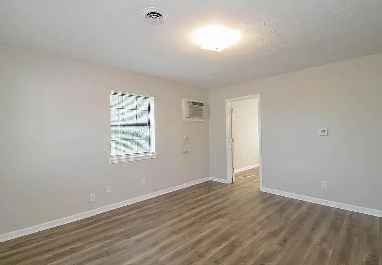404-18 Thompsonville Ln — Photo 2