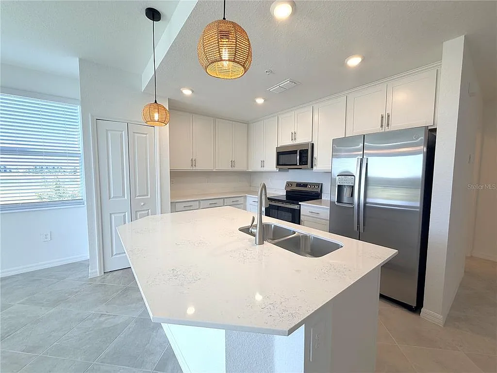 3 bed, 2.0 bath, 1301 sqft, $2,195 — Photo 3