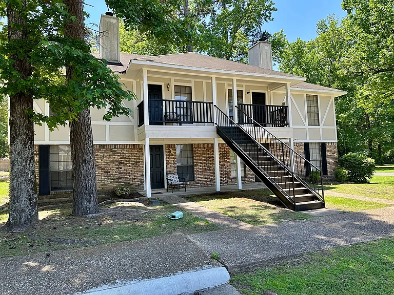 Grand Oaks Apartment Homes — Photo 5