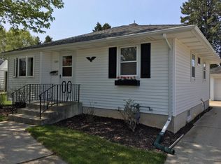 1407 Hillcrest Dr, Manitowoc, WI 54220