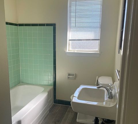 3rd image of 1418 Sutterville Rd #3