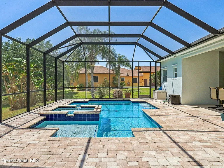 929 Hialeah St — Photo 7