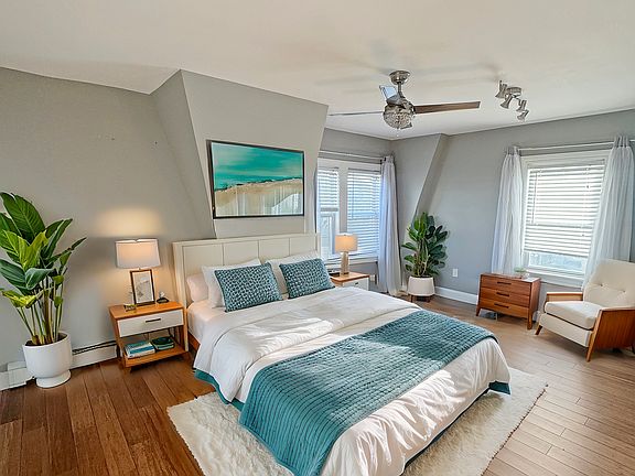 HUGE MASTER BEDROOM / ACCESS TP WALK-IN CLOSET
