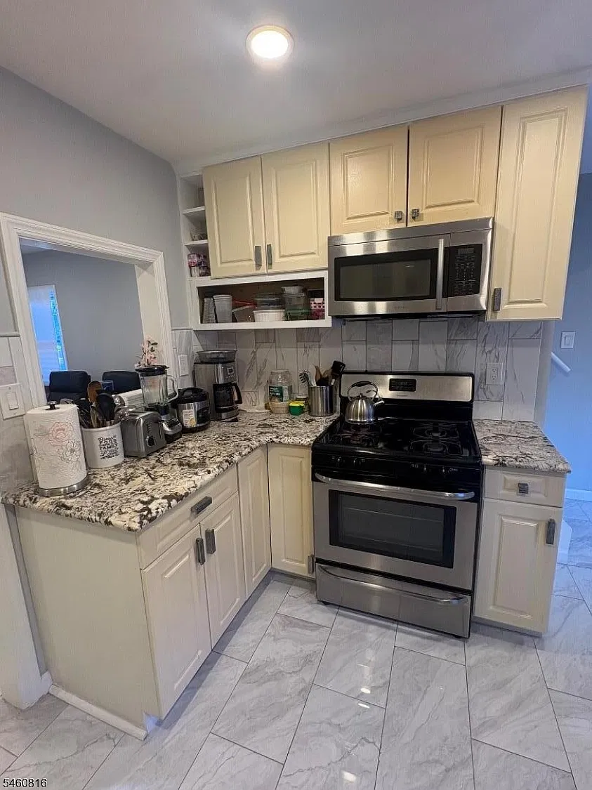 1 bed, 1.0 bath, $1,300 — Photo 3