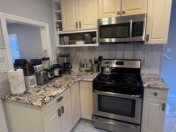 3rd image of 40 Surrey Ln