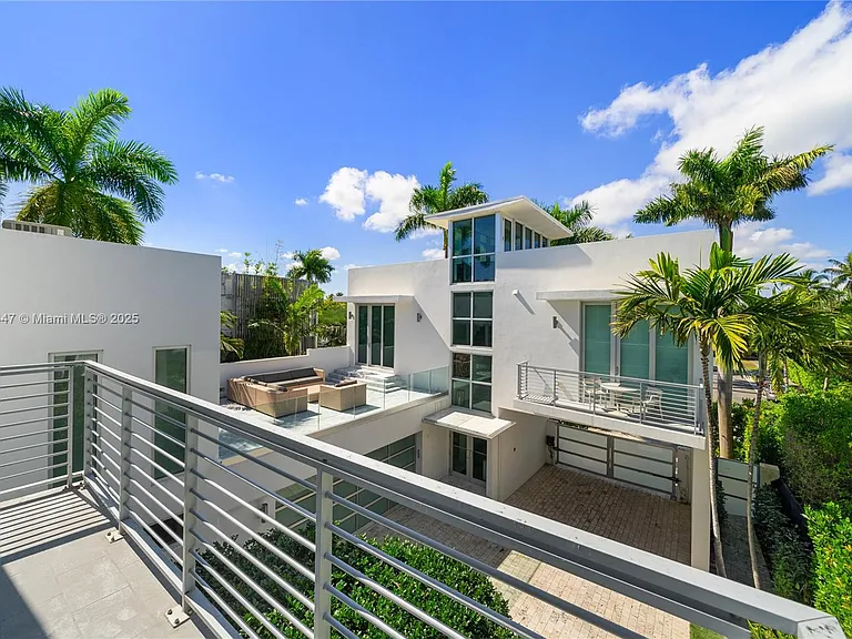 227 E Dilido Dr — Photo 47