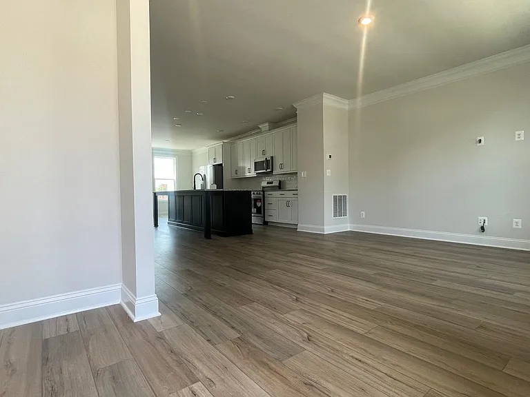 4006 Varick St — Photo 3