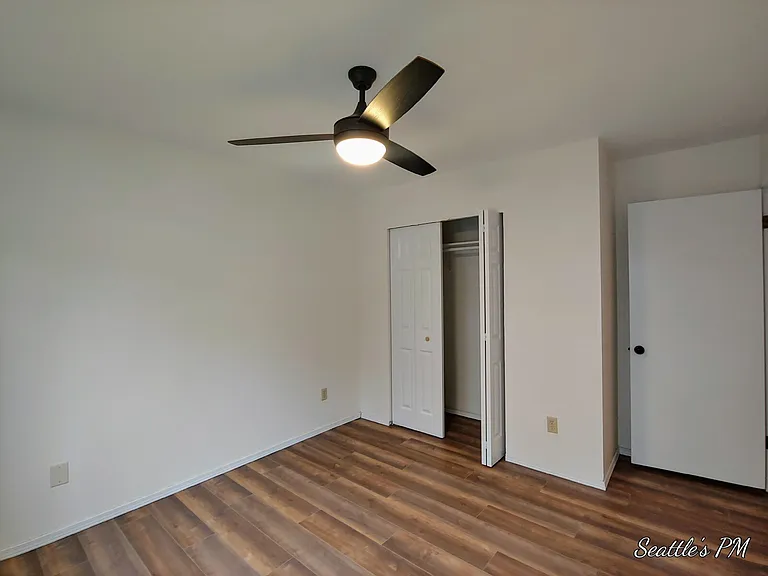 2124 Waverly Pl N #B — Photo 12