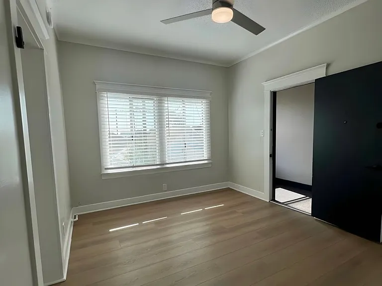 194 W 41st Pl #11A — Photo 3