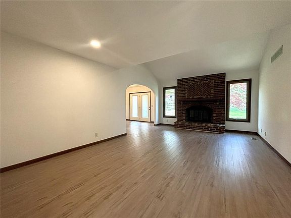 4th image of 610 Southcrest Ct