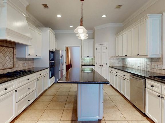 3rd image of 821 Plum Hollow Dr