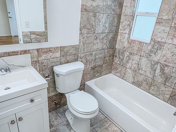 5th image of 935 Euclid St APT 5