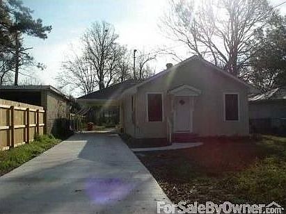 Front View : Cute and cozy cottage style home