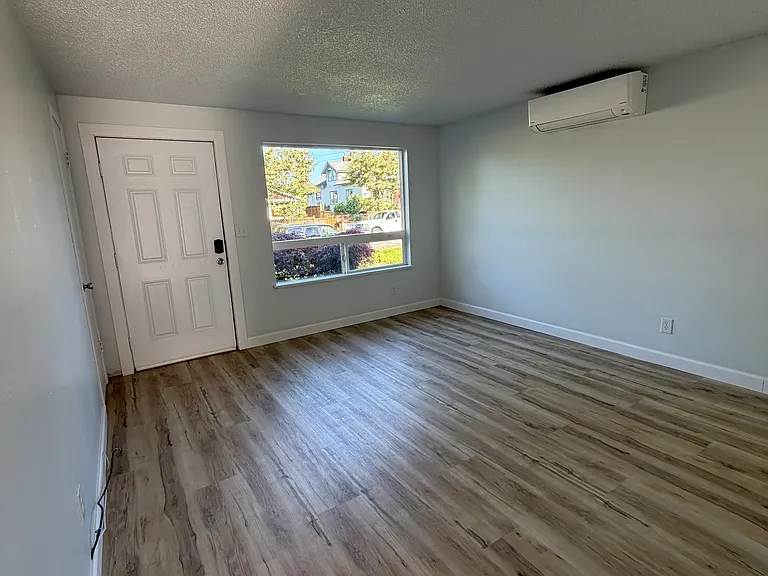 2224 Iron St — Photo 3