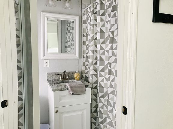 5th image of 1405 7th Ave N #2