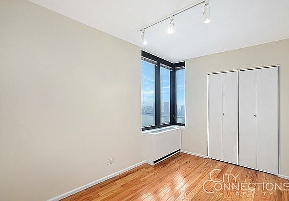 5th image of 330 E 38th St APT 36L