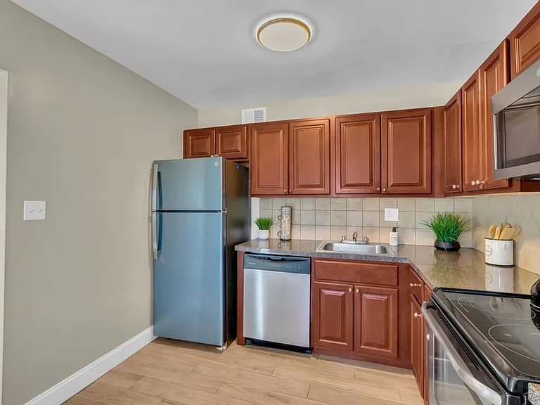 Chateau Apartments — Photo 32