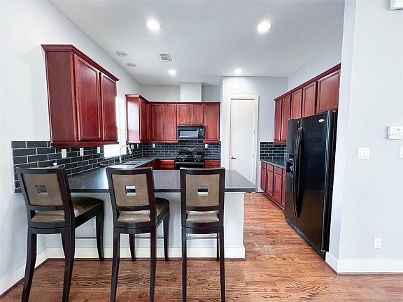 3rd image of 926 Lester St