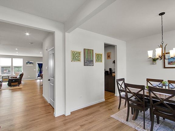 5th image of 2220 Walnut Glen Blvd