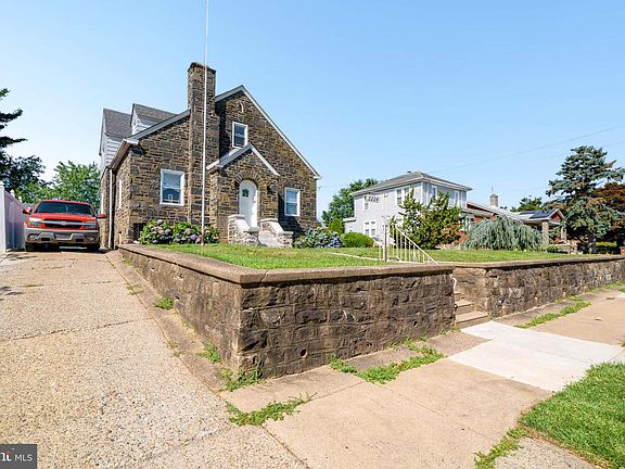 2nd image of 2224 Faunce St