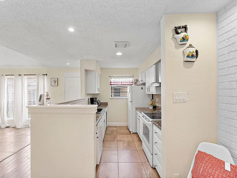 2419 Briarwest Blvd — Photo 5