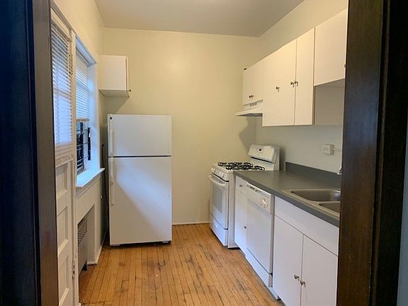5th image of 1528 W Berteau Ave #3