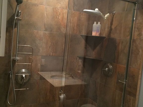 Master bath with 2 shower heads