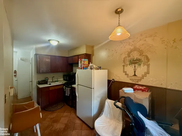 1074 Barbey Street image 9 of 9