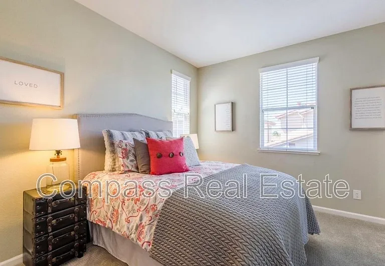 2258 Golden Crest Cmns — Photo 11