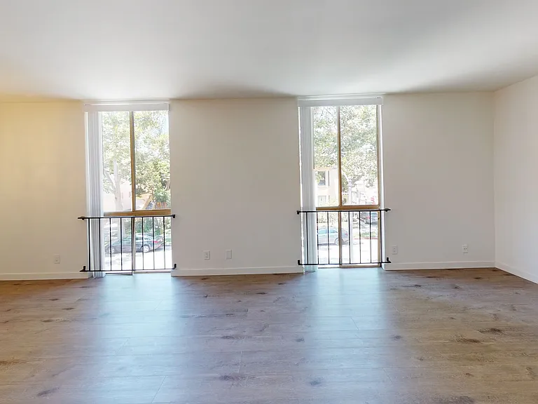 212 S Arnaz Dr — Photo 8