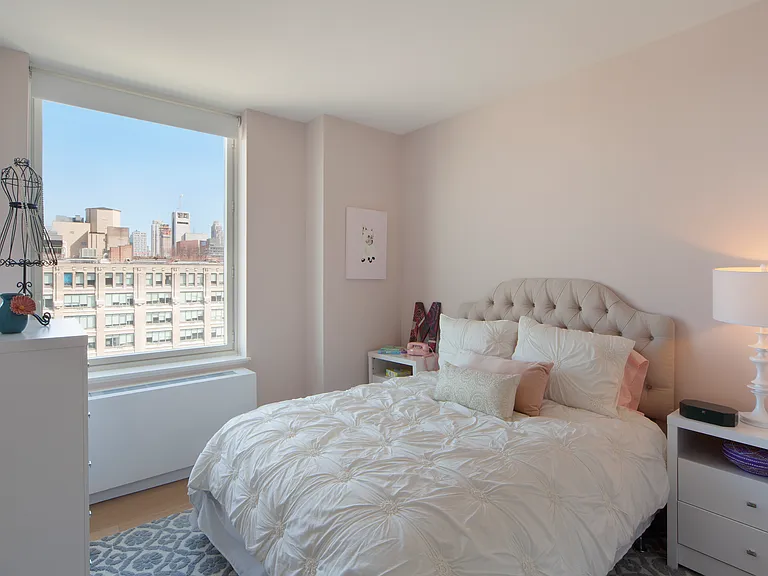 550 W 45th St #1902 — Photo 8