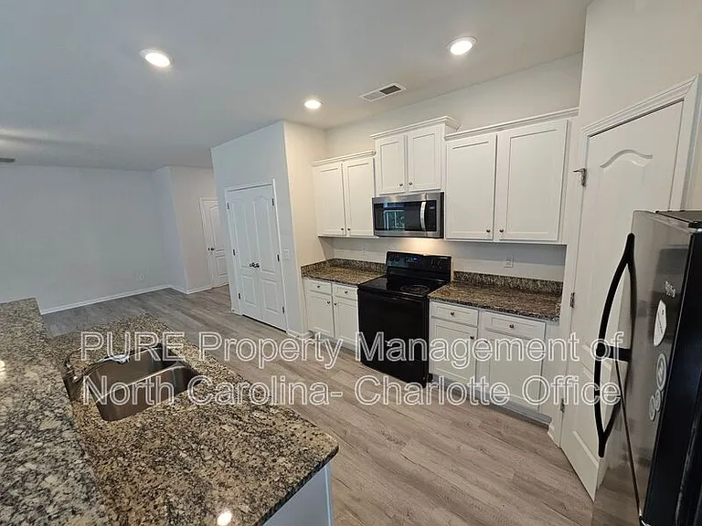 7015 Amberly Hills Rd — Photo 8
