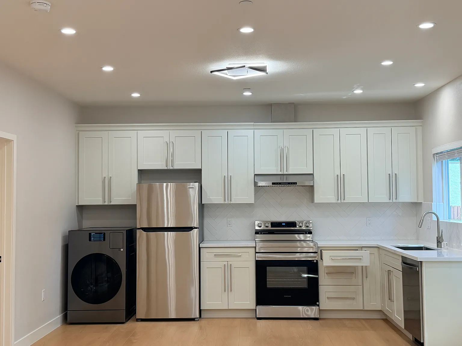 2 bed, 820 sqft, $4,300 — Photo 3