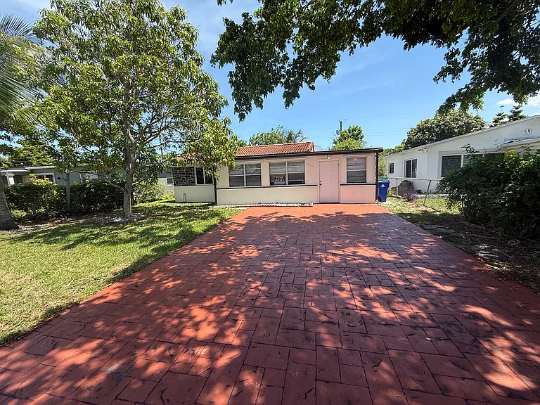 6240 SW 22nd Ct — Photo 2