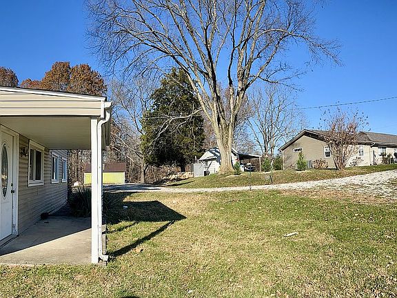 Proximity: Landlord in front