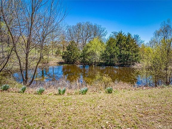 4th image of 552 Deer Meadows Ln