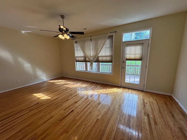 3046 Crystal Spring Ln — Photo 4