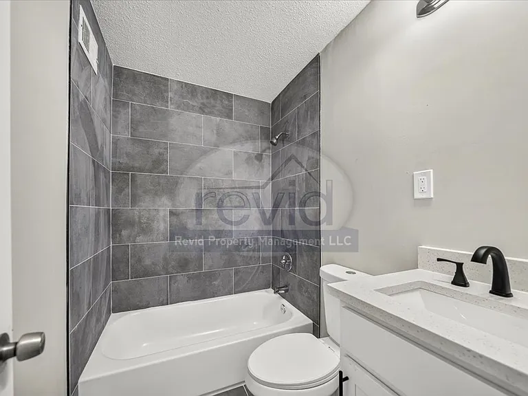 708 Hastings — Photo 22