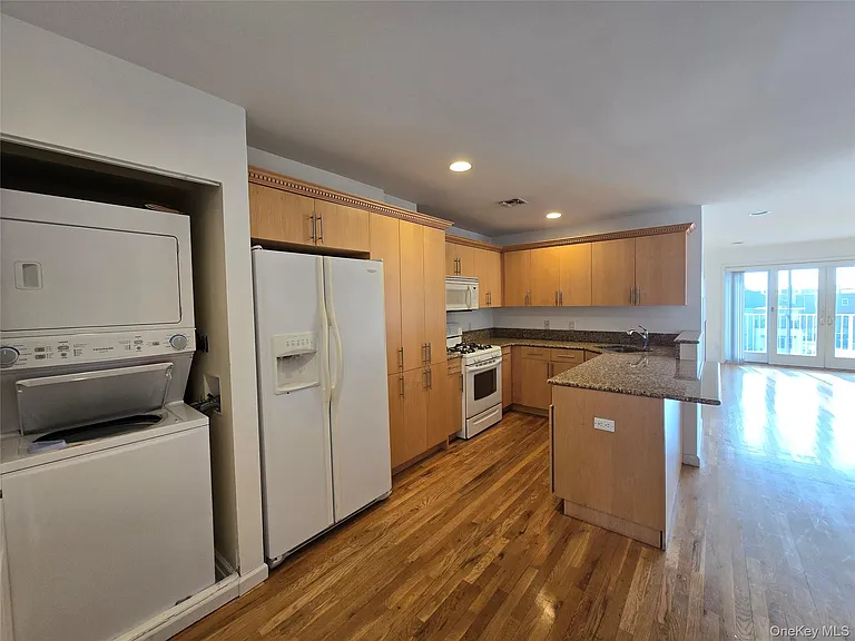 269 E Broadway #24 — Photo 6