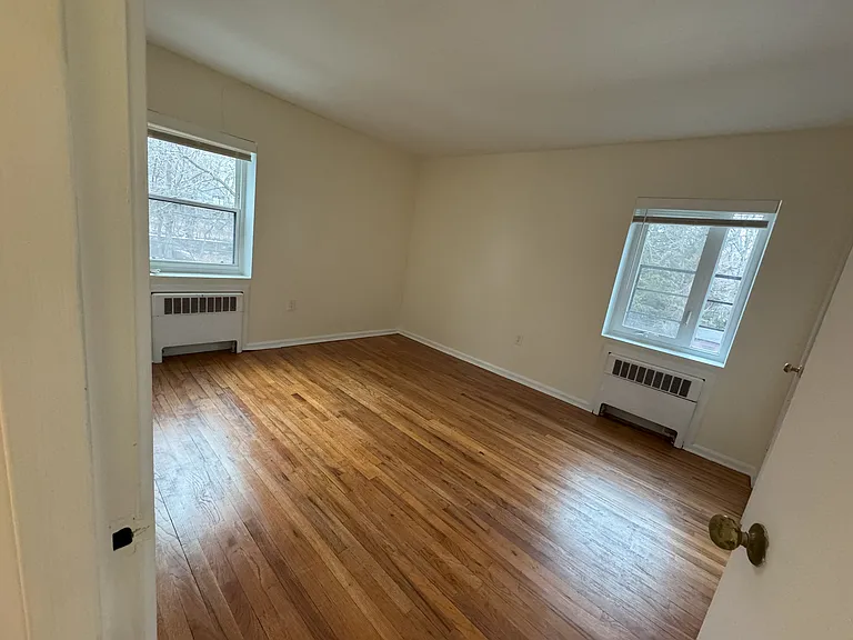 576 Whitney Ave #J2 — Photo 5