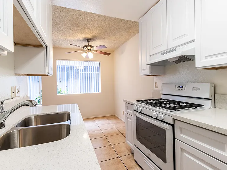 10845 Camarillo St — Photo 30