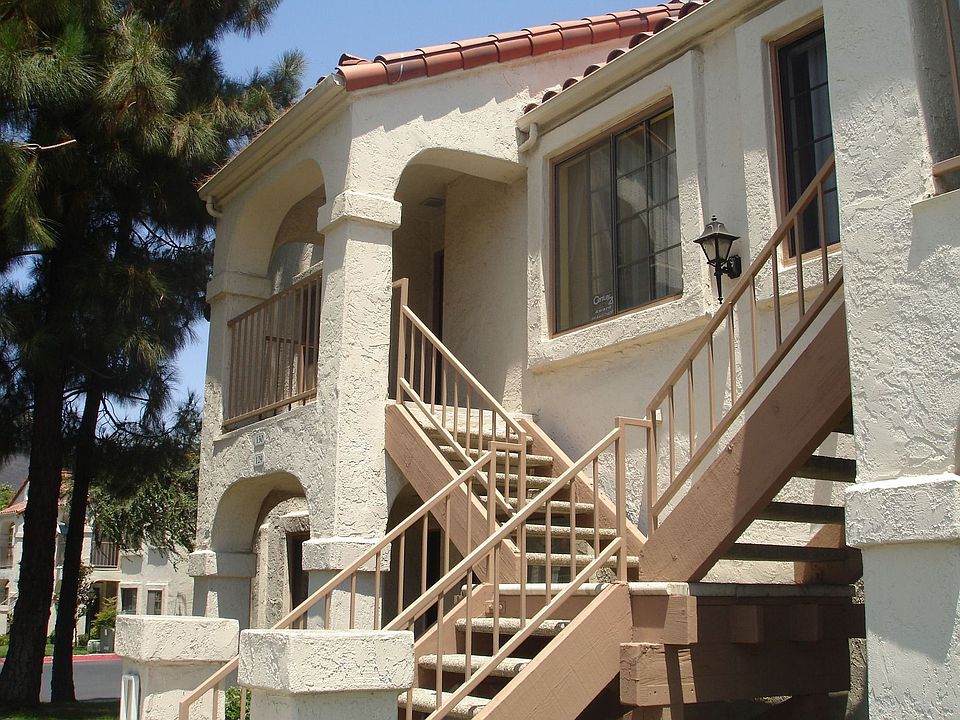 Clean & Quiet, Located at Stony Brook in Sabre Springs! 