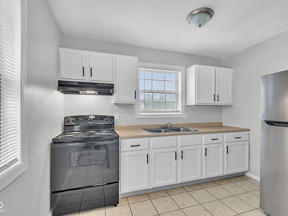 2nd image of 1462 Golay St