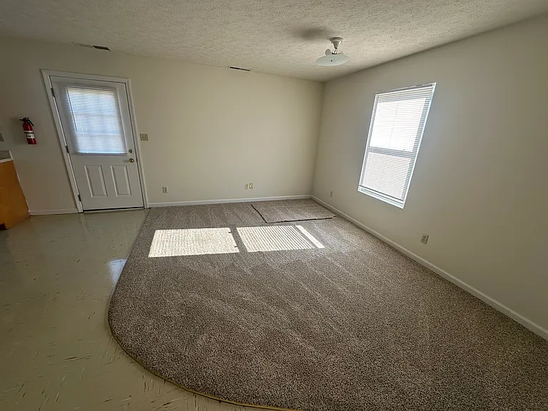 1118 S Woodlawn Ave — Photo 28